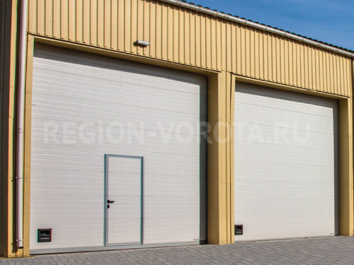 Белые промышленные секционные ворота Doorhan ISD01 4000x3800 под ключ