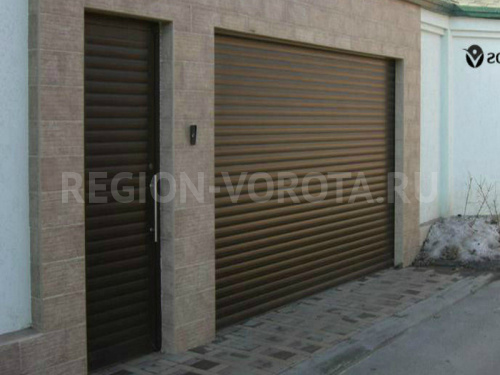 Секционные гаражные ворота DoorHan RSD-01 2300х2000 коричневого цвета