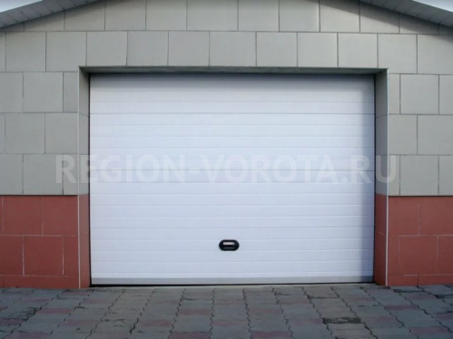 Утепленные гаражные ворота с электроприводом 2600х2100 белого цвета