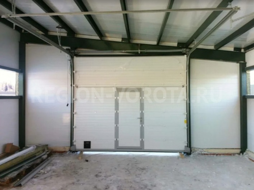Белые гаражные ворота RSD-02 с калиткой и электроприводом 3400х3400